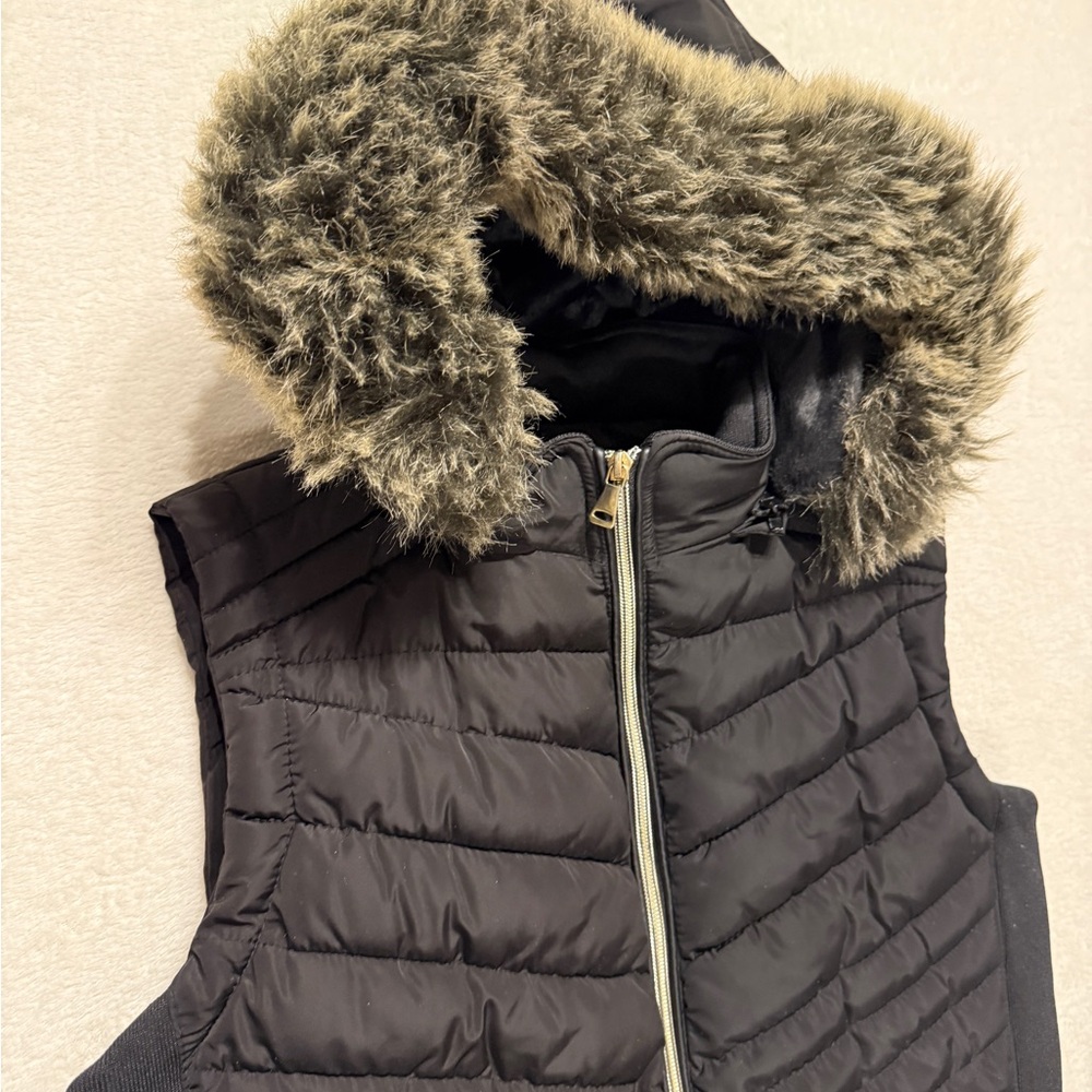 YMI Women’s Black Quilted Puffer Vest w/ Faux Fur Hood Cozy Winter Layer-Size M - Picture 8 of 15